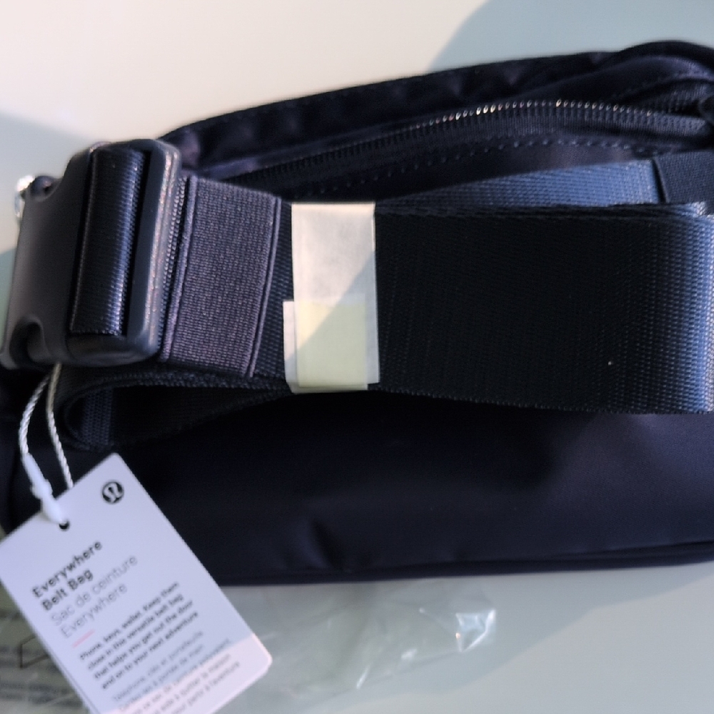 Lululemon Navy Zippered belt  Bag-NWT - Picture 8 of 10